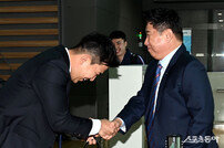 김태형 감독 ‘민성아! 롯데 돌아와서 반갑다~’ [포토]