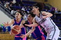 치열한 볼 쟁탈전 [포토]