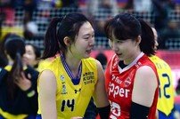 양효진의 위로를 받는 박정아! [포토]