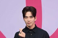 고윤, 진지한 손하트 [포토]