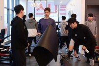 분주한 KT 스프링캠프 웨이트장 풍경 [포토]