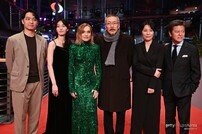 홍상수 감독과 '여행자의 필요' 출연 배우들 [DA포토]
