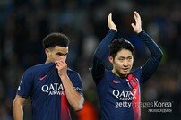‘PSG, 8강 진출’ 팬들에 박수 건네는 이강인 [포토]