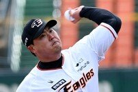 한화 복귀 류현진 ‘힘찬 투구~’ [포토]