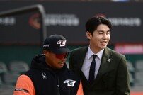 이대형 해설위원 ‘아직은 어색’ [포토]