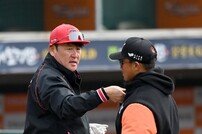 대화하는 진갑용 코치와 정경배 코치 [포토]