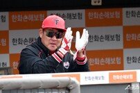 진갑용 코치 ‘반가움의 박수’ [포토]