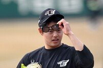 문동주 ‘글러브와 과자’ [포토]