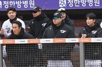경기 바라보는 류현진 [포토]