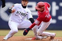 박경수, 볼은 잡았는데 [포토]