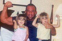 불난 집에서 부모 구하고 중태…‘UFC 전설’ 딸 “父는 영웅”