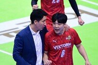 권영민 감독-하승우, 잘하고 있어 [포토]