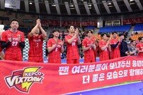 마지막 홈 경기에 팬들에게 인사하는 한국전력 선수들 [포토]