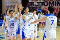 김단비 주축으로 유리한 고지 올라선 우리은행 [포토]
