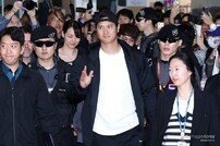 '슈퍼스타' 오타니, 아내와 함께 입국 '공항 인산인해'