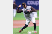 “MLB 최고 수준 유격수”, “다들 우러러봐” 황금장갑 낀 선구자로 금의환향한 김하성