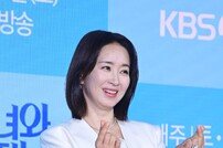 윤유선, 우아한 손하트 [포토]