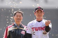 우승 반지 받은 오지환 [포토]