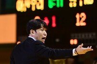 위성우 감독, 응원 안해? [포토]