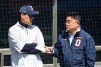 이승엽 감독과 이야기 하는 김태룡 단장 [포토]