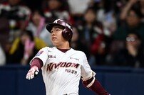 김휘집 ‘맞는 순간 홈런이야’ [포토]