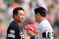 경기 종료 후 이야기 하는 김태군-양석환 [포토]