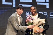 김종규 ‘로슨 MVP 축하해’ [포토]