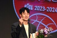 KBL 5년 연속 인기상 허웅, 팬들을 향한 하트 [포토]