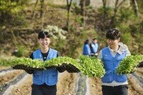 KT&G, 잎담배 농가 모종심기 봉사활동…“농가와 상생하며 지역사회와 함께 성장”