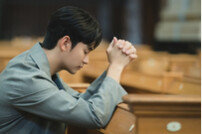 간절한 염원…김수현, ‘진심 100%’ 애틋 기도 현장 포착 (눈물의 여왕)