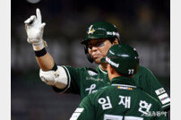 적시타 한유섬, DH 2차전 승리하자! [포토]