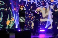 데뷔 티아이오티 ‘화려한 무대 공연~’ [포토]