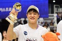 23-24 챔피언결정전 MVP 허웅 [포토]