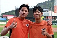 조동욱-황준서 ‘10-11번째 고졸 데뷔 선발승리 투수!’ [포토]