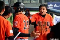 김진모, 6-6 동점 2루타~ [포토]