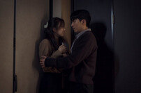 정려원-위하준 초밀착…불 꺼진 강의실에서 “낯선 감정” (졸업)