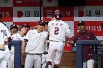 홍원기 감독 ‘(이)주형이 홈런 좋았어’ [포토]