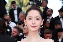 임윤아, 칸 국제 영화제 레드카펫 참석…‘핑크 여신’ 강림