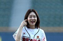 김정난 ‘시구 설래요’ [포토]