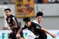 한승규, 수비를 제치며 돌파 시도 [포토]