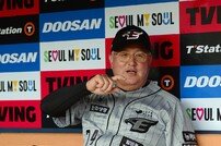 김경문 감독, 취재진과 대화