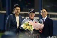 김경문 감독, 친정팀 상대로 900승 달성