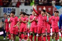 팬들에게 인사하는 한국축구대표팀