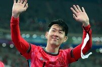 손흥민, 캡틴의 미소