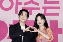 한선화·권율, 달달한 손하트 (놀아주는 여자)[DA포토]