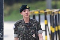 BTS 진,사회로 첫 발