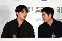 대화하는 여진구와 성동일
