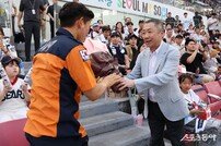 박정원 회장, 소방관 가족 인사