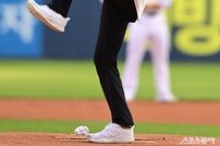 김승수, 다리 들어올리며