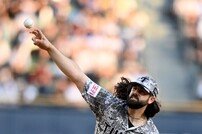‘아깝다 퍼펙트’ 8회초까지 완벽한 피칭 켈리, 1안타 무4사구 완봉승…9회초 윤정빈에 유일한 안타 허용